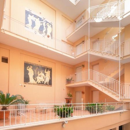 Palazzo Leo Suite And Apartment Лече Екстериор снимка