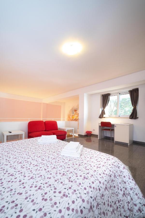 Palazzo Leo Suite And Apartment Лече Екстериор снимка