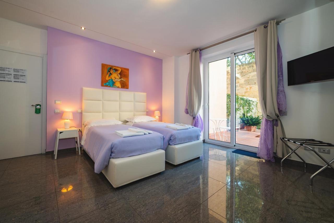 Palazzo Leo Suite And Apartment Лече Екстериор снимка