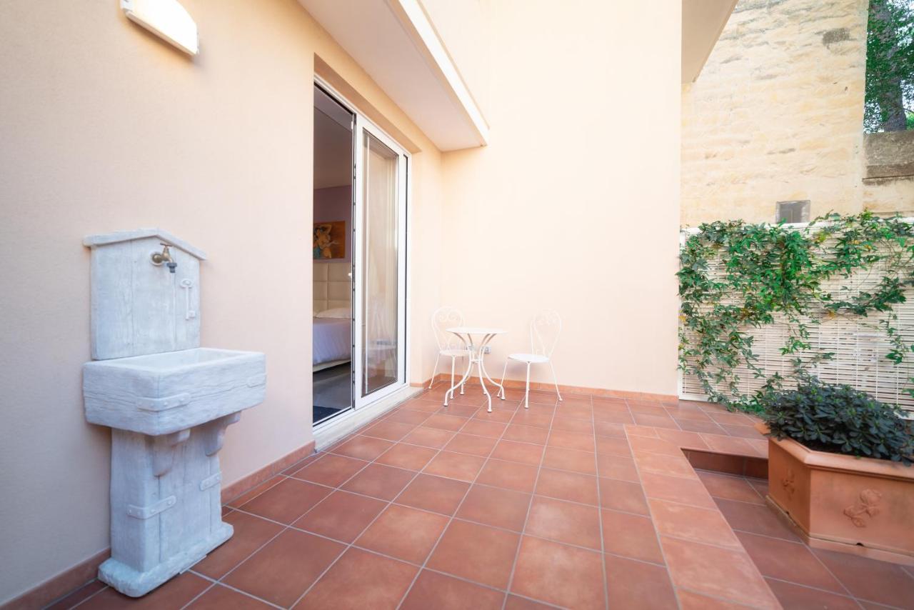 Palazzo Leo Suite And Apartment Лече Екстериор снимка