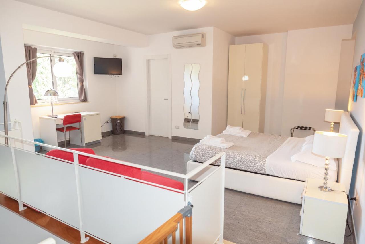 Palazzo Leo Suite And Apartment Лече Екстериор снимка