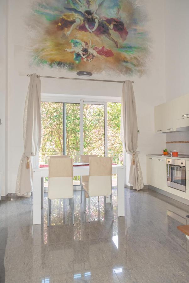 Palazzo Leo Suite And Apartment Лече Екстериор снимка