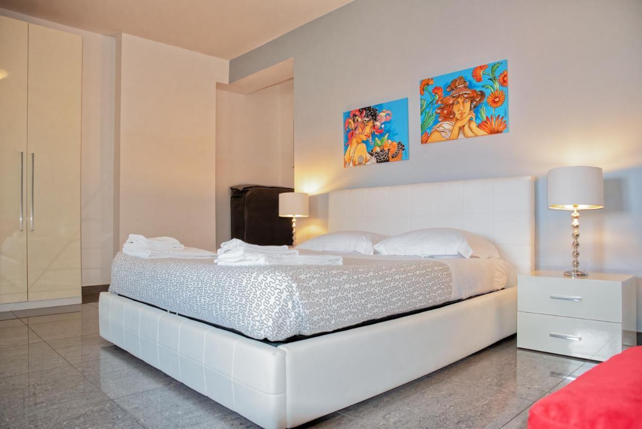 Palazzo Leo Suite And Apartment Лече Екстериор снимка
