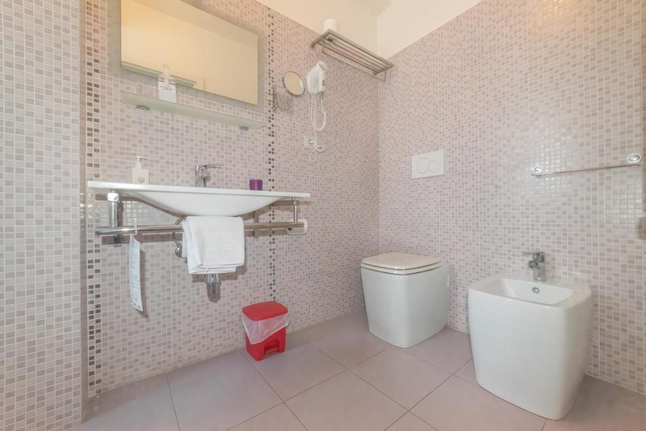 Palazzo Leo Suite And Apartment Лече Екстериор снимка