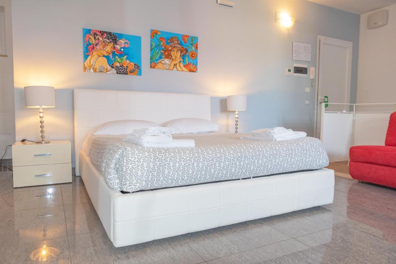 Palazzo Leo Suite And Apartment Лече Екстериор снимка