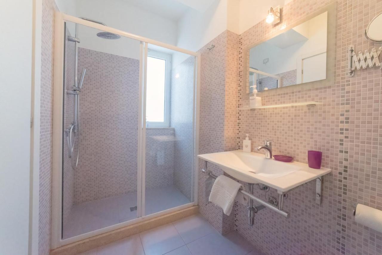 Palazzo Leo Suite And Apartment Лече Екстериор снимка
